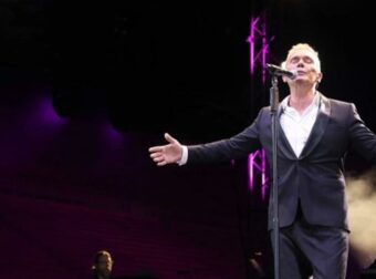 Στέλιος Ρόκκος: «Αυτό ήταν που χρειαζόμουν…» – Η πρώτη του εμφάνιση στη μουσική σκηνή 2 εβδομάδες μετά τον θάνατο του αδερφού του